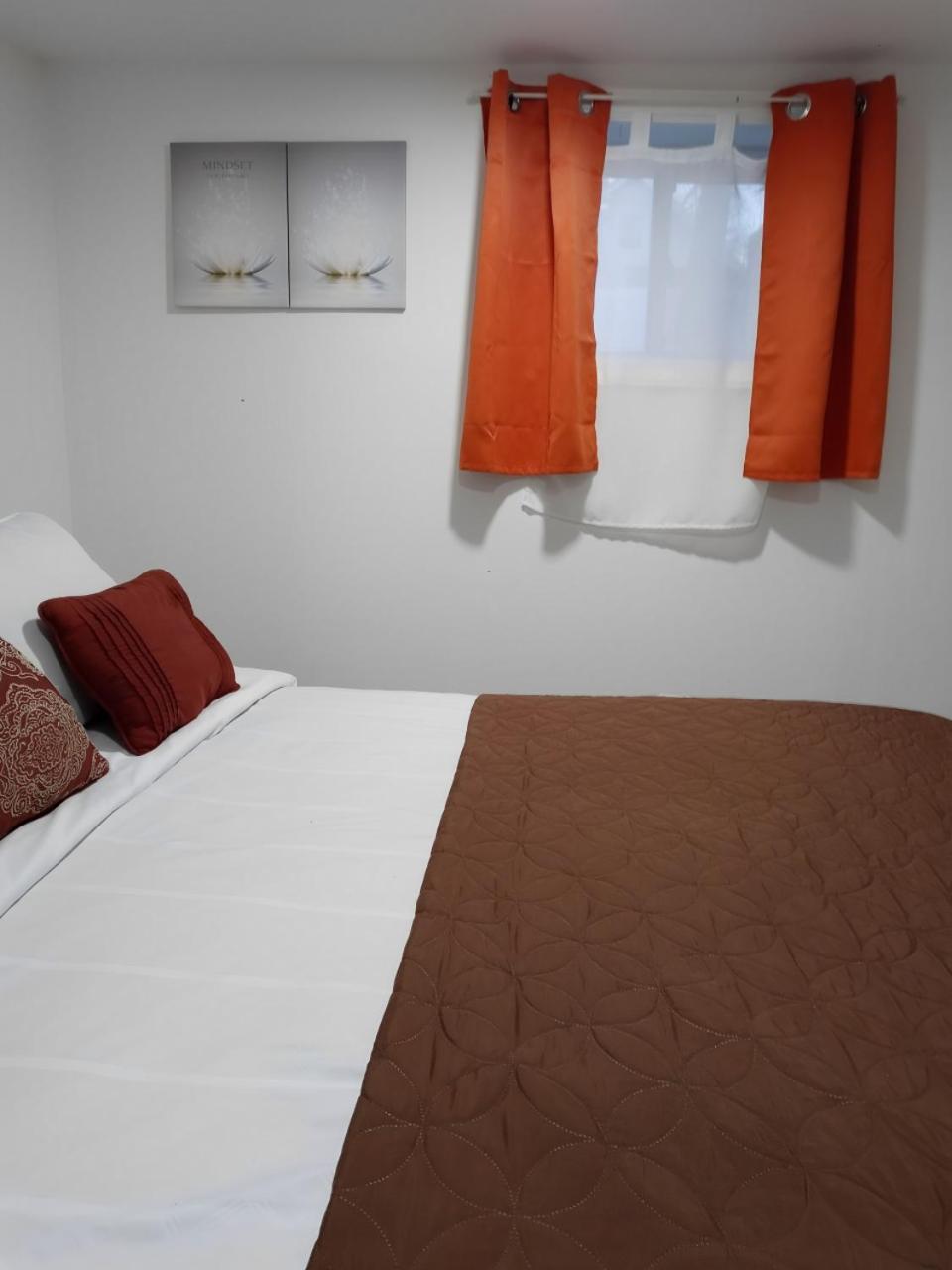 Appartamento "Cozy Basement Retreat Just 40 Minutes To Nyc!" Irvington Esterno foto